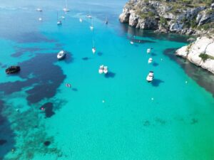 Entre vents, affluence et température de l'eau, voici quand partir naviguer ou explorer les calas de Minorque en bateau dans les meilleures conditions.